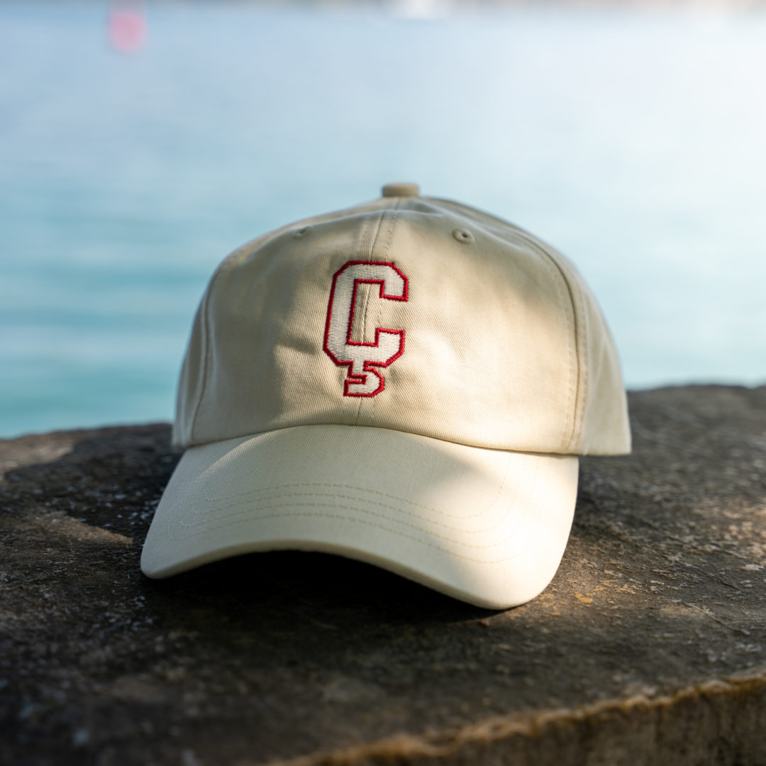 Une casquette çajoueoubien claire avec le Ç à l'avant.- de face