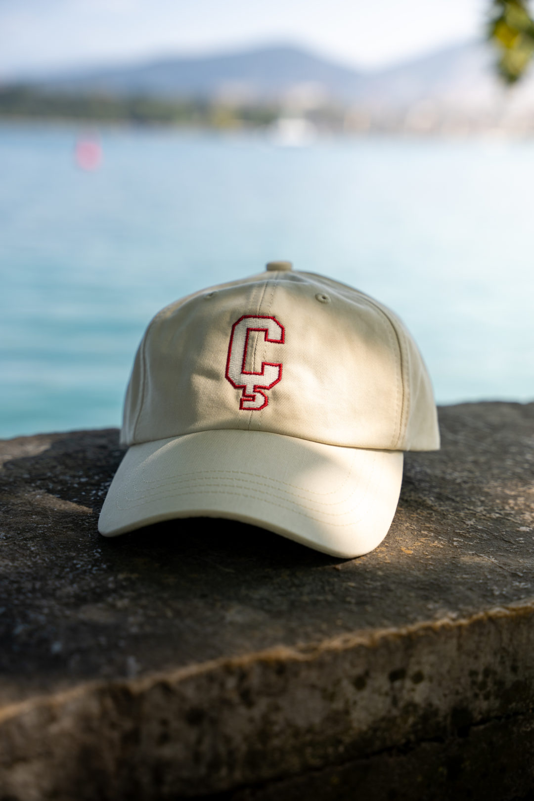 Une casquette çajoueoubien claire avec le Ç à l'avant.- de face