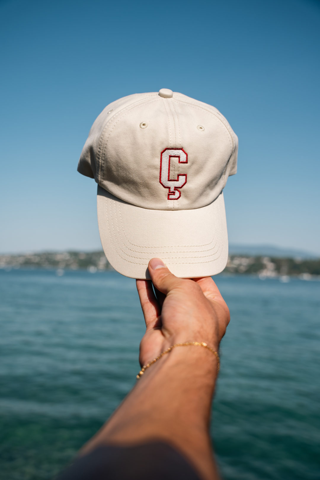 Une casquette çajoueoubien claire avec le Ç à l'avant.- Plan