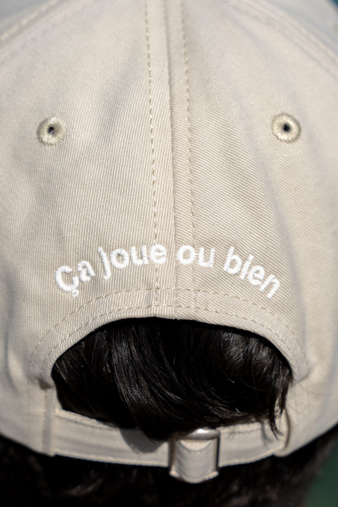 Une casquette çajoueoubien claire avec le Ç à l'avant.- Arrière