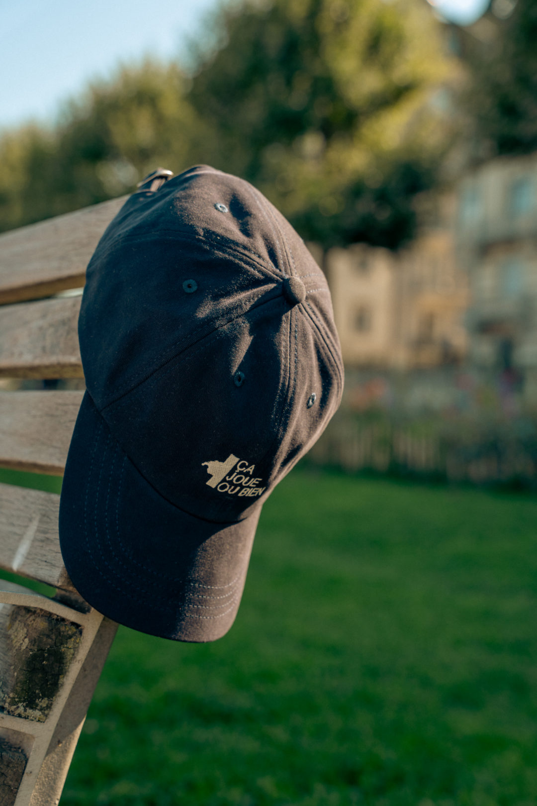 Une casquette çajoueoubien foncé avec le logo à l'avant.- banc
